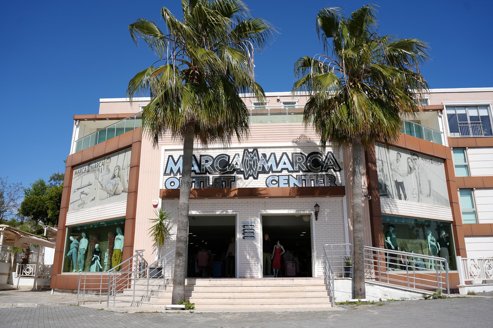 Marca Marca Outlet Center’ın palmiyelerle çevrili Side mağazası